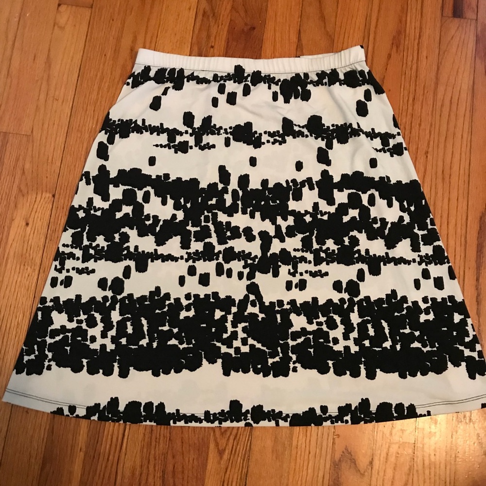 212 Collection skirt- M. Black and white